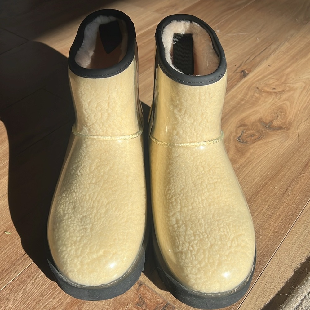 Coveted Clear/Natural & Black Ugg Rainboots!! Like New!! - Picture 3 of 6